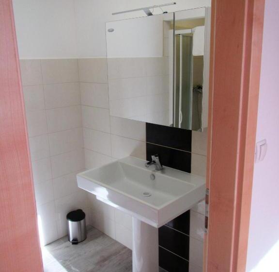 تختخواب و صبحانه Pod Orehi