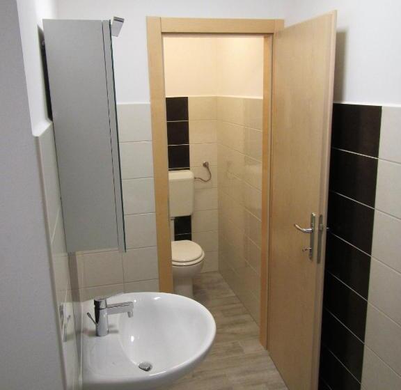 تختخواب و صبحانه Pod Orehi