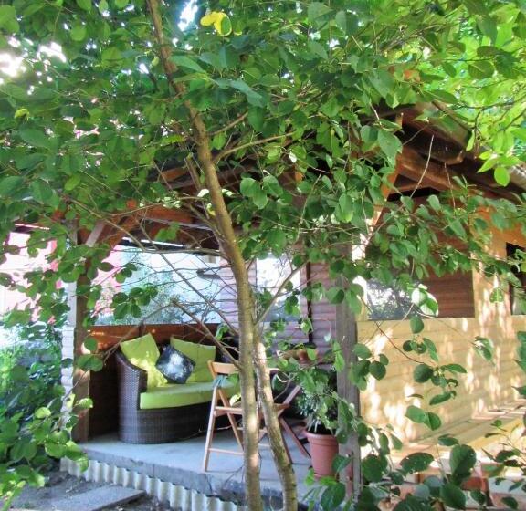 تختخواب و صبحانه Pod Orehi