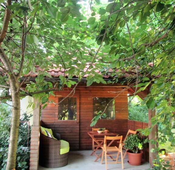 تختخواب و صبحانه Pod Orehi