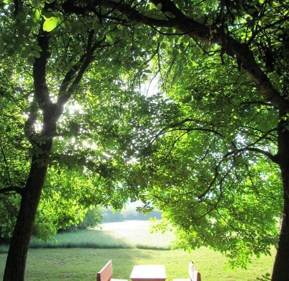 تختخواب و صبحانه Pod Orehi