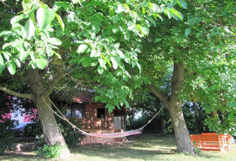 تختخواب و صبحانه Pod Orehi