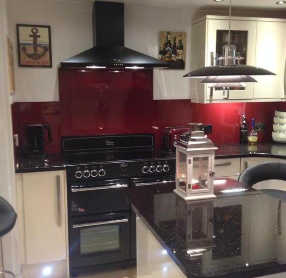 تختخواب و صبحانه The Moorings