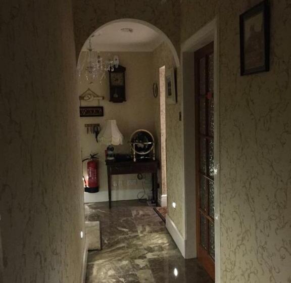 تختخواب و صبحانه The Moorings