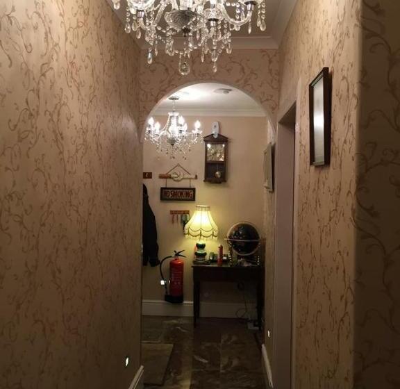 تختخواب و صبحانه The Moorings