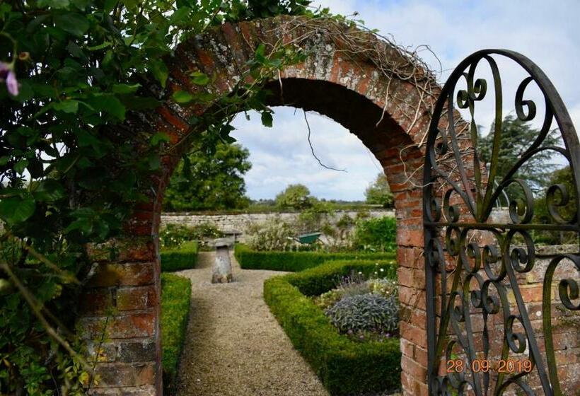 تختخواب و صبحانه White Hall Farm