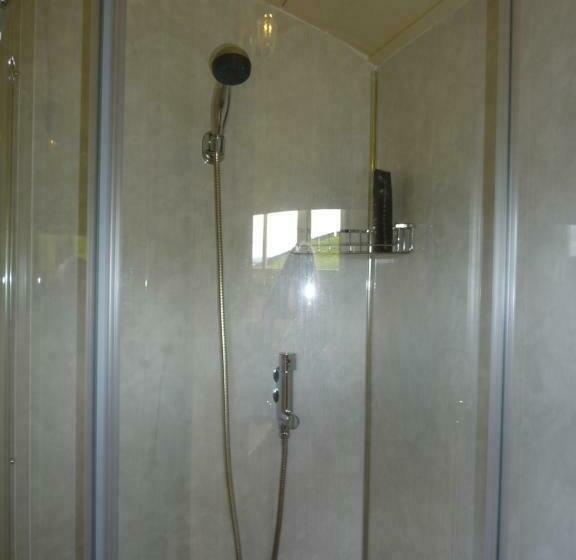 בית מלון כפרי The Buteland Stop Rosie Off Grid Shepherds Hut