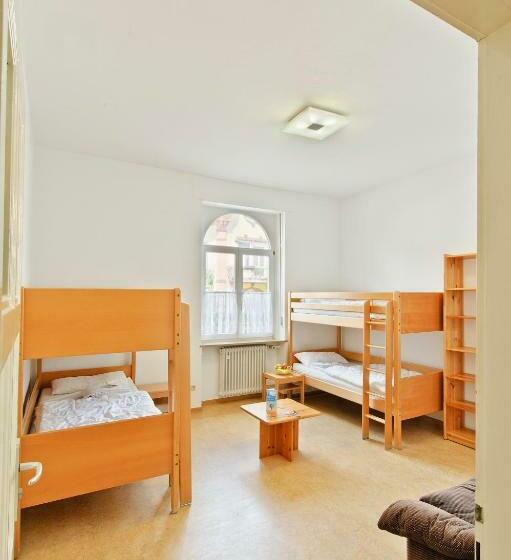 הוסטל Jugendhaus St. Kilian