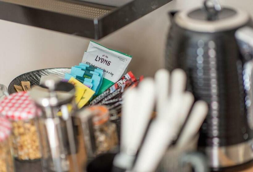 بنسيون Clovelly Guest House