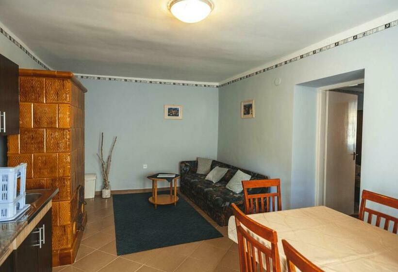 펜션 Tolnay Kúria és Vendégház