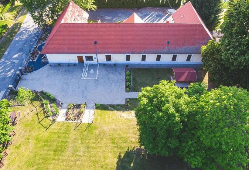 펜션 Tolnay Kúria és Vendégház