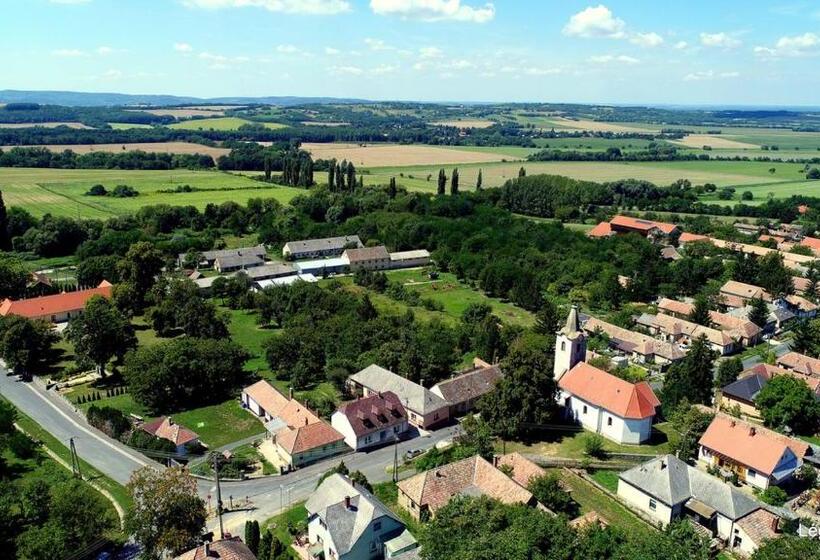 펜션 Tolnay Kúria és Vendégház