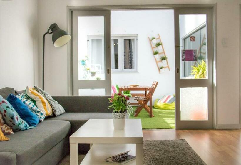 Travel & Live Porto Hostel