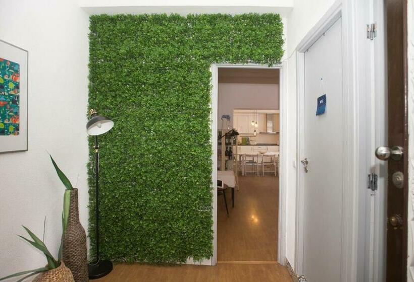 Travel & Live Porto Hostel