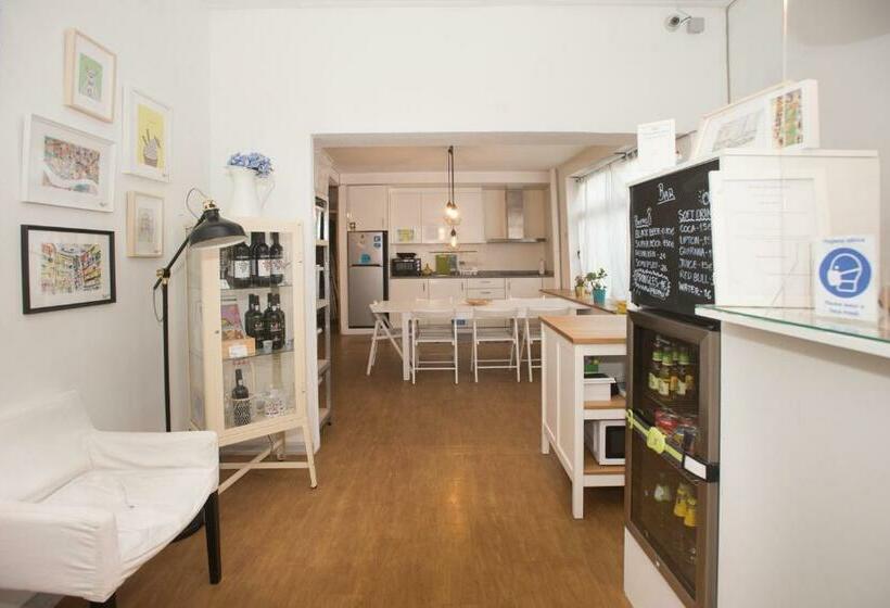 Travel & Live Porto Hostel