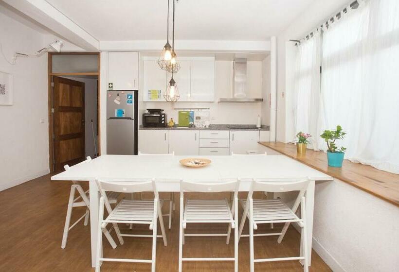 Travel & Live Porto Hostel