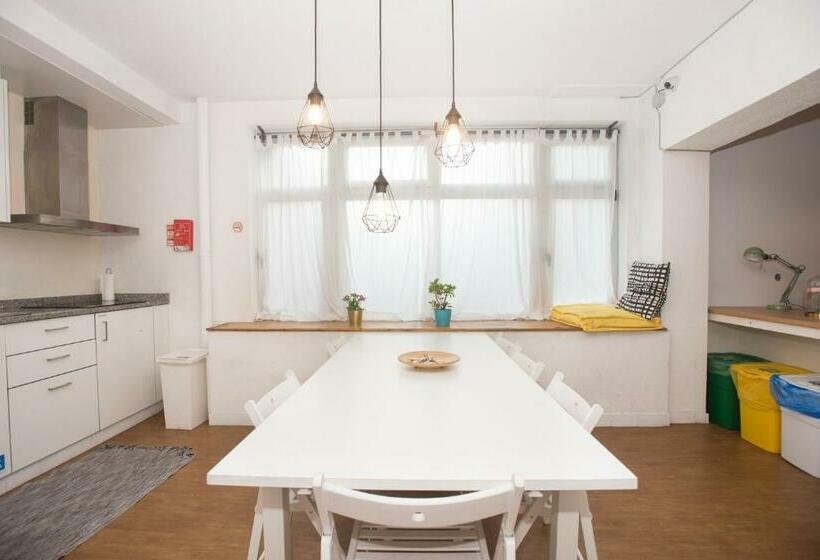 Travel & Live Porto Hostel