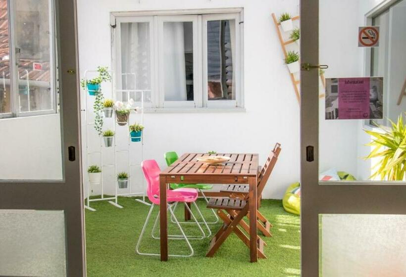 Travel & Live Porto Hostel