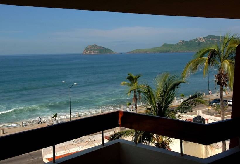 Del Real Hotel & Suites