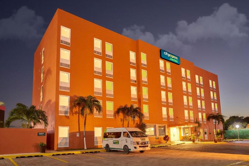בית מלון כפרי City Express Junior By Marriott Cancun