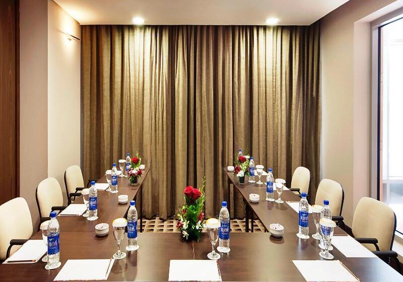 Отель Oaks Liwa Executive Suites