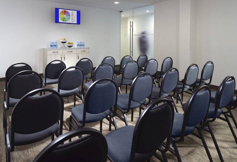 فندق One Saltillo Aeropuerto