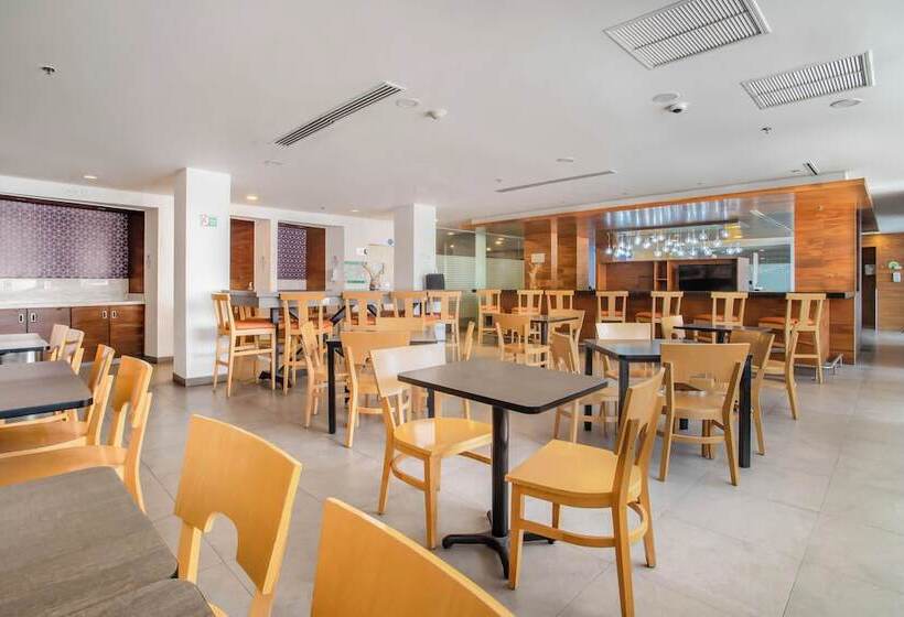 فندق One Saltillo Aeropuerto