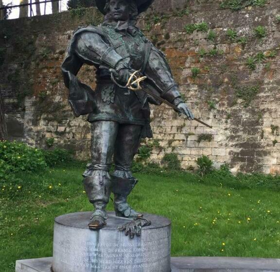 تختخواب و صبحانه Artagnan