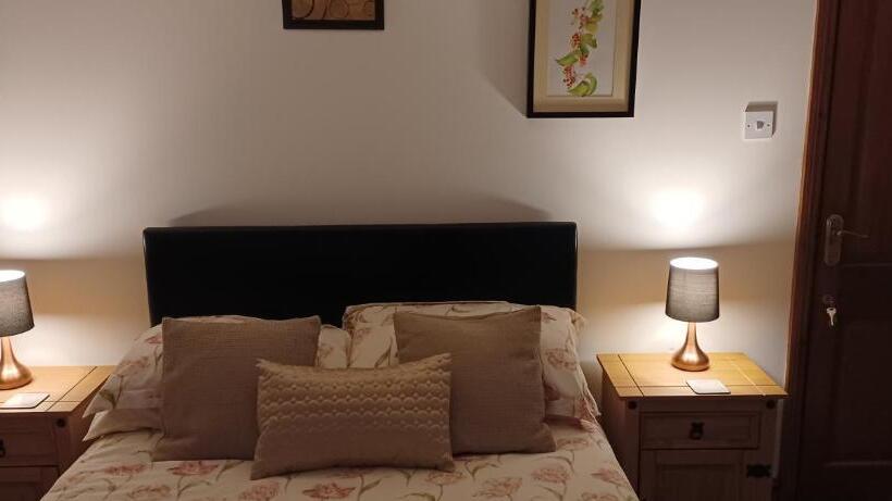 Woodpeckers Cottage B&b