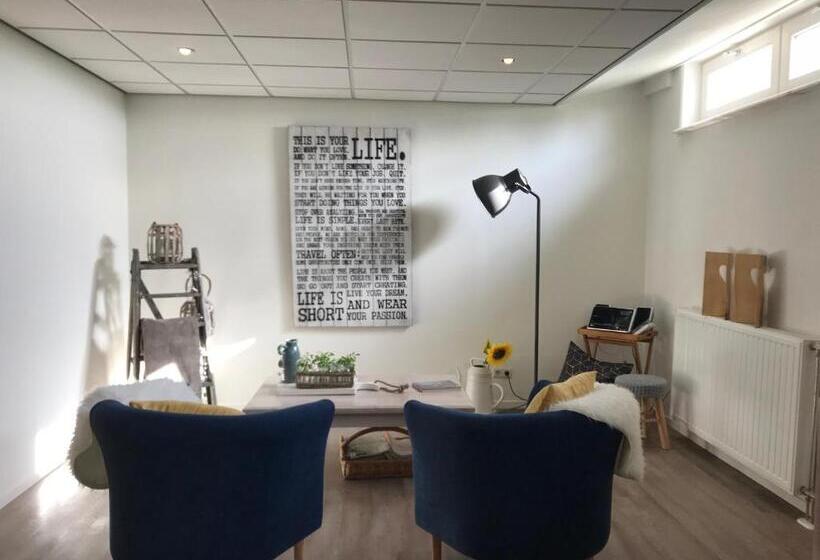 تختخواب و صبحانه De Beddestee