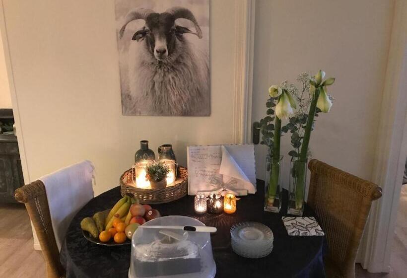 تختخواب و صبحانه De Beddestee