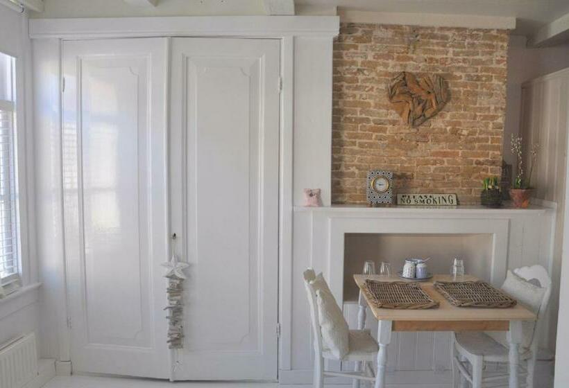 تختخواب و صبحانه De Slapende Leeuw