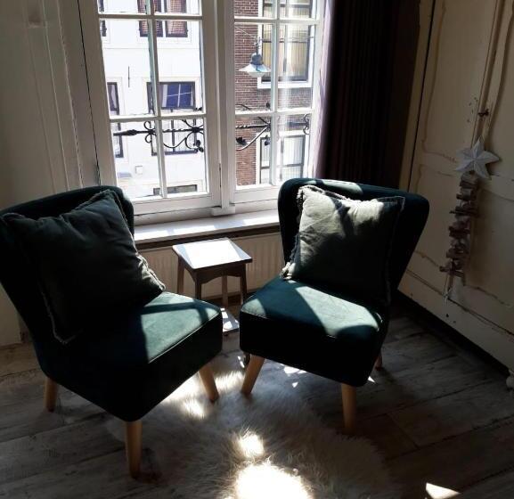 تختخواب و صبحانه De Slapende Leeuw