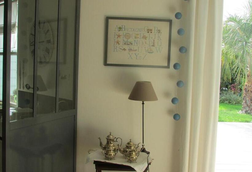 تختخواب و صبحانه L Agapanthe