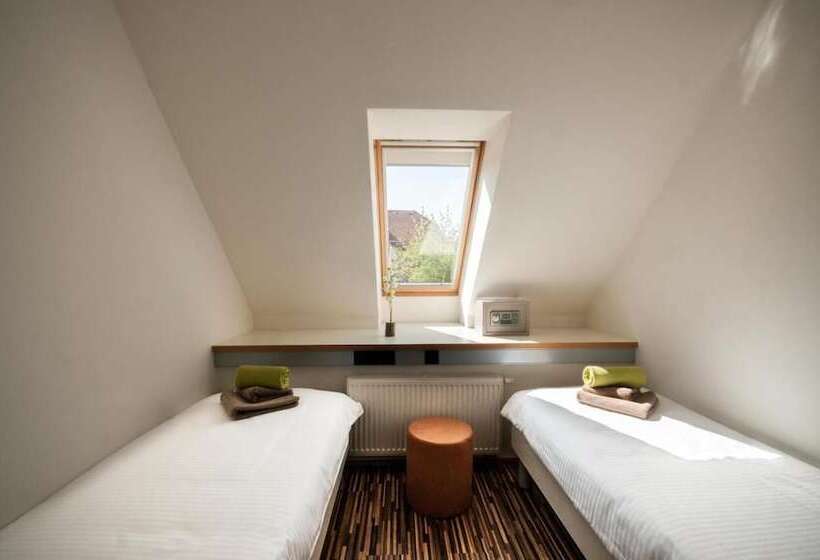 تختخواب و صبحانه Cube Central Rooms For 2