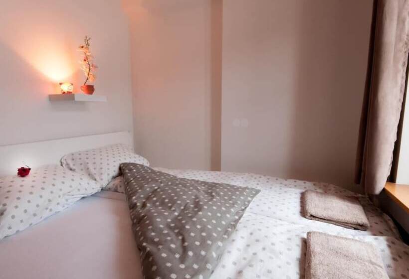 تختخواب و صبحانه Cube Central Rooms For 2