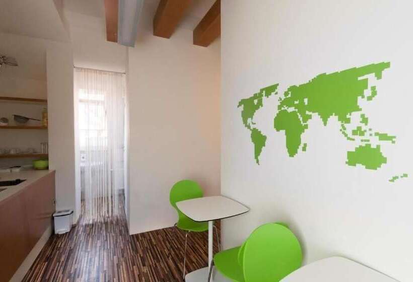 تختخواب و صبحانه Cube Central Rooms For 2