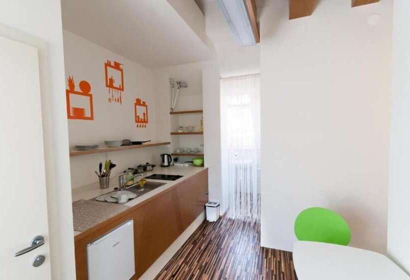 تختخواب و صبحانه Cube Central Rooms For 2