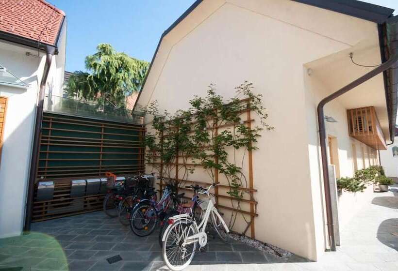 تختخواب و صبحانه Cube Central Rooms For 2