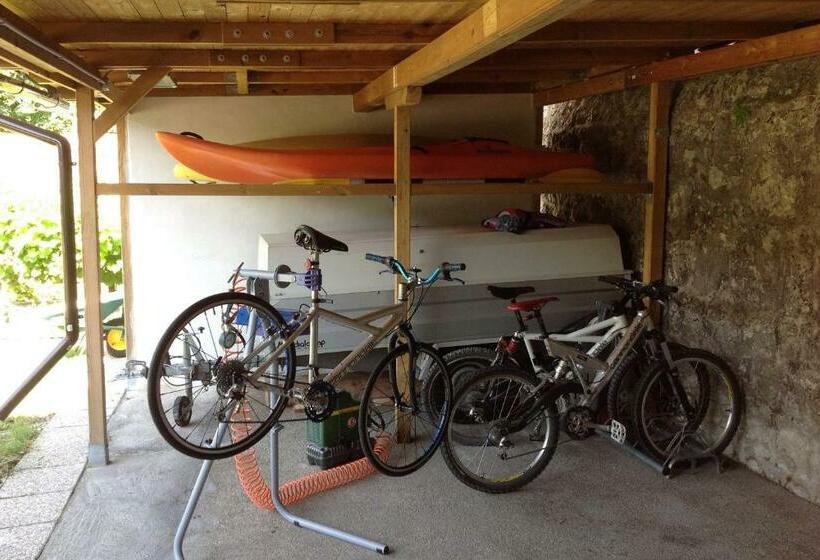 مبيت وإفطار East Wind