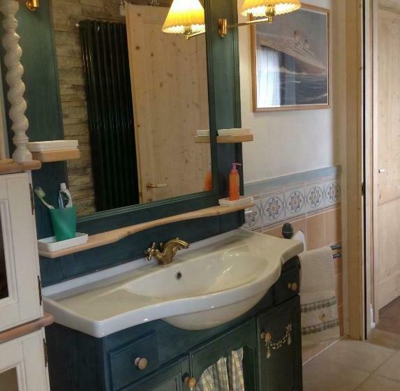 مبيت وإفطار East Wind