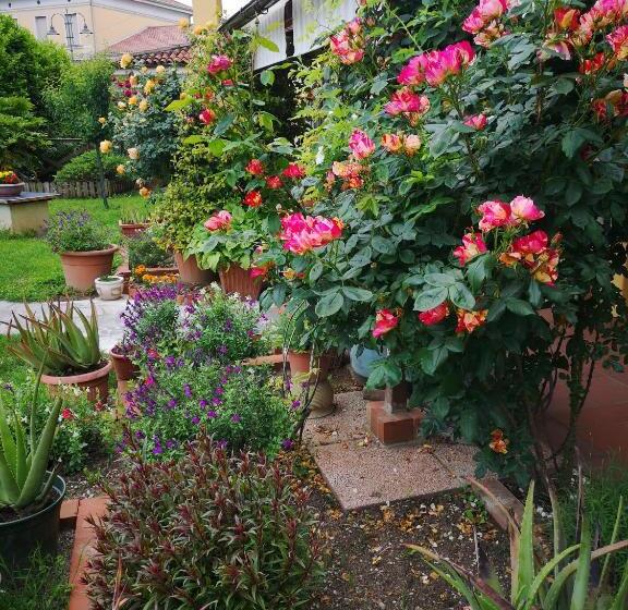 مبيت وإفطار East Wind