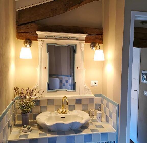 مبيت وإفطار East Wind