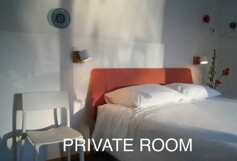 ベッドアンドブレックファースト Room With A Few