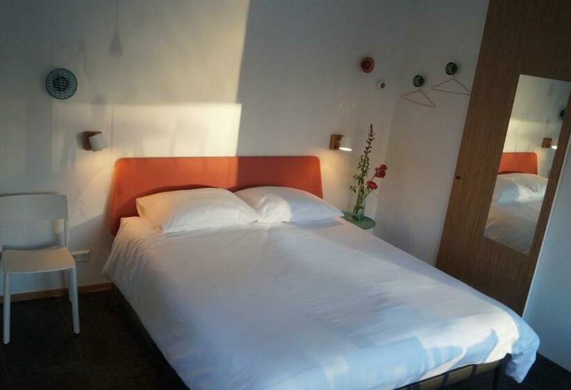 ベッドアンドブレックファースト Room With A Few