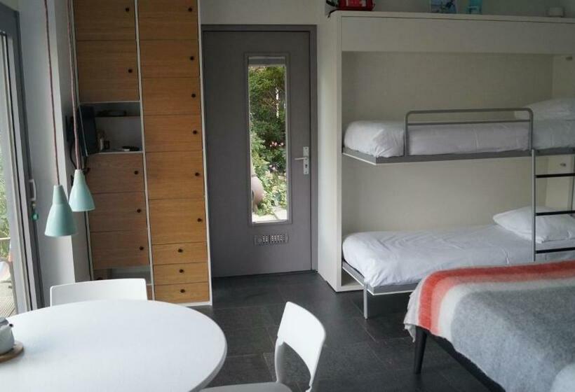 ベッドアンドブレックファースト Room With A Few