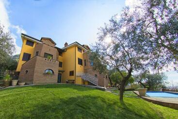 تختخواب و صبحانه Villa C Luxury Estate