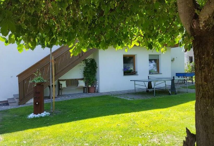 Отель Appartements Schusterhof