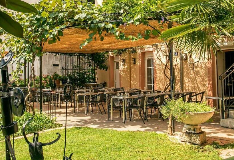 Отель Hôtel Restaurant Les Touristes