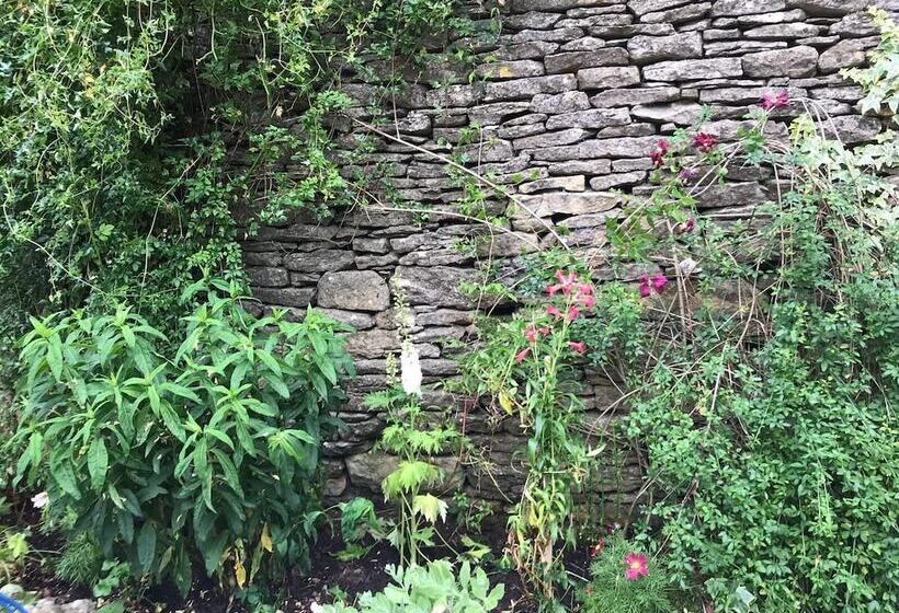 مبيت وإفطار Lucy S Tearoom